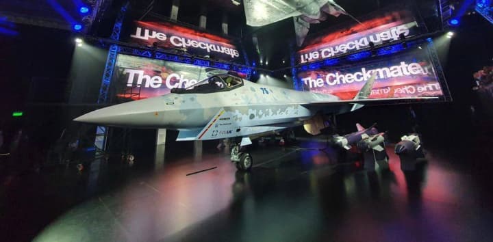 росія розпочала виготовлення прототипу одномоторного винищувача Су-75