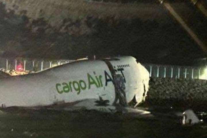 Cargo plane crashes into sea in Hong Kong immediately after landing: two dead