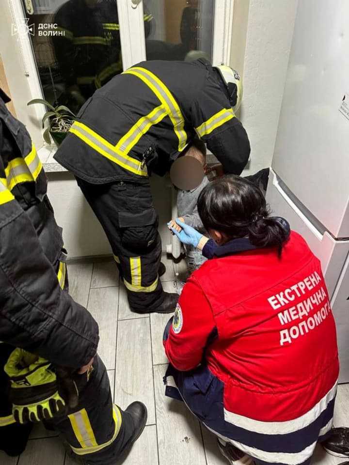 У Луцьку рятувальники допомогли дитині, рука якої застрягла в батареї