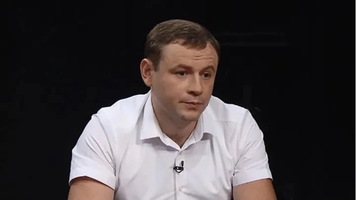 Будинки, авто й земля на родичів: стало відомо ім’я детектива НАБУ, у якого відбулися обшуки