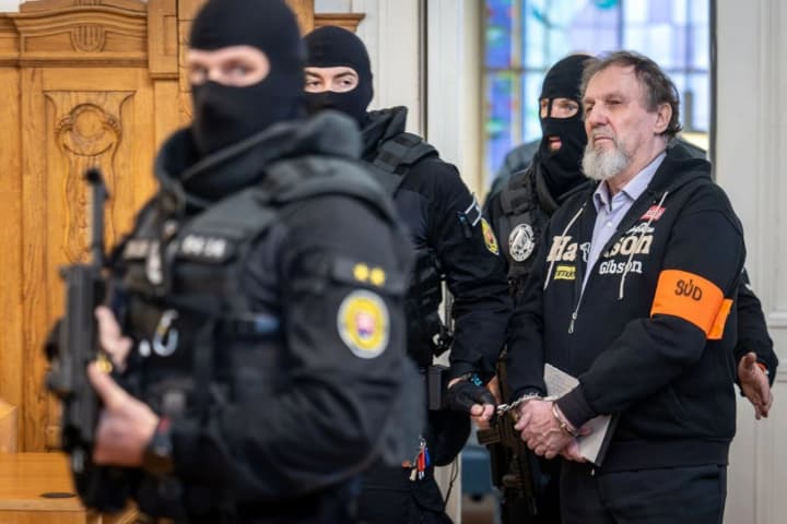 Покушение на премьера Словакии Фицо: стрелка приговорили к 21 году