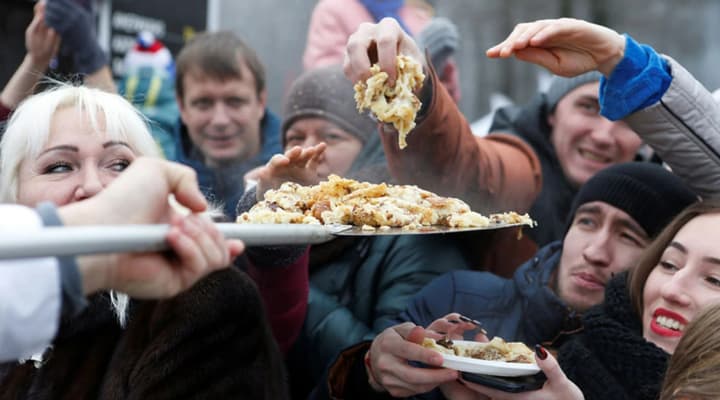 "Работают за еду": в сотнях муниципалитетов рф расходы на продукты превышают 50% безналичных платежей - разведка