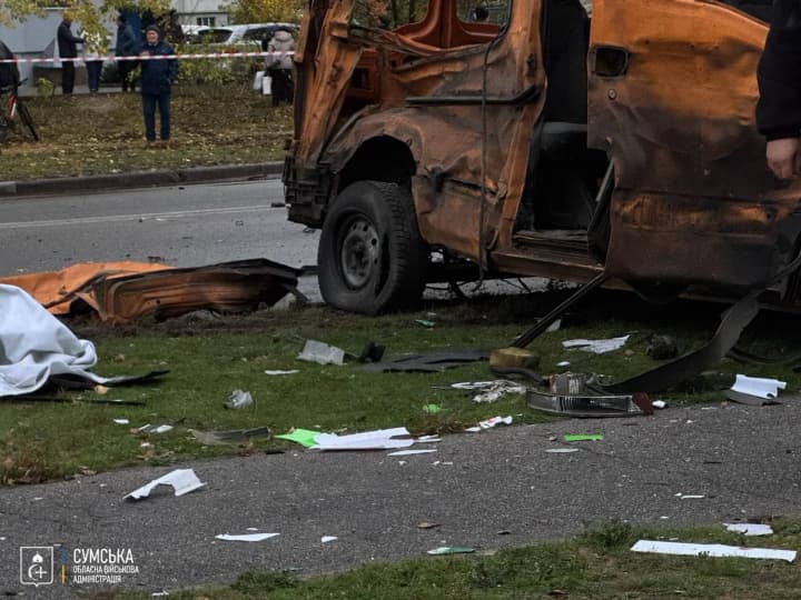 В Сумах вражеский беспилотник попал в дорогу: есть раненые и повреждения