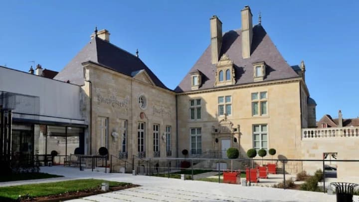 Not only the Louvre: another museum in France was robbed, almost 2,000 unique 18th-century coins disappeared