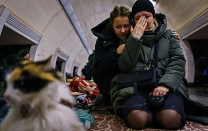 Россия атакует Киев беспилотниками: в городе слышны взрывы, работает ПВО