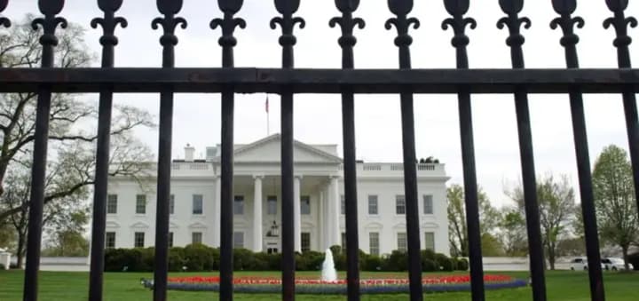 "Робить що хоче, поки уряд не працює": демократи США стурбовані знесенням частини Білого дому для будівництва бального залу Трампа