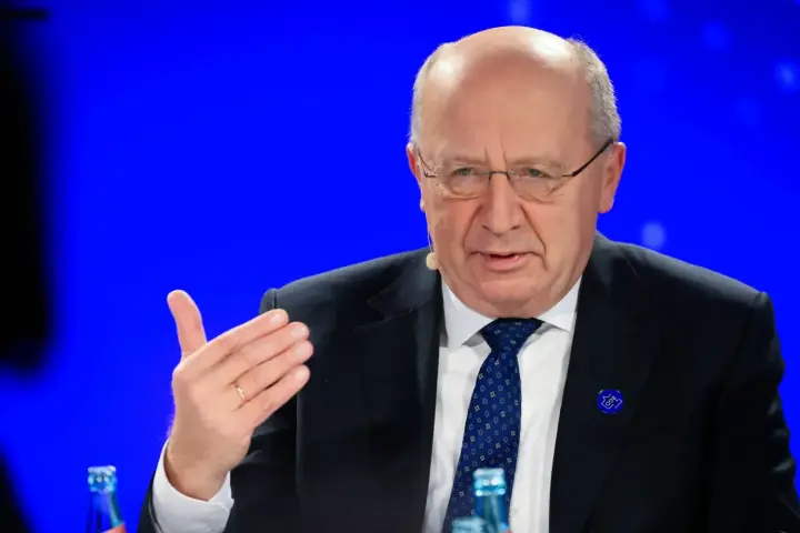 EU Defense Minister calls for using investment loans to help Ukraine - Bloomberg