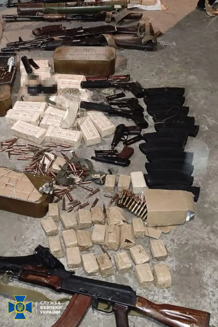 Правоохранители задержали 9 человек, продававших "трофейное" оружие в Украине: изъяли гранатометы и автоматы