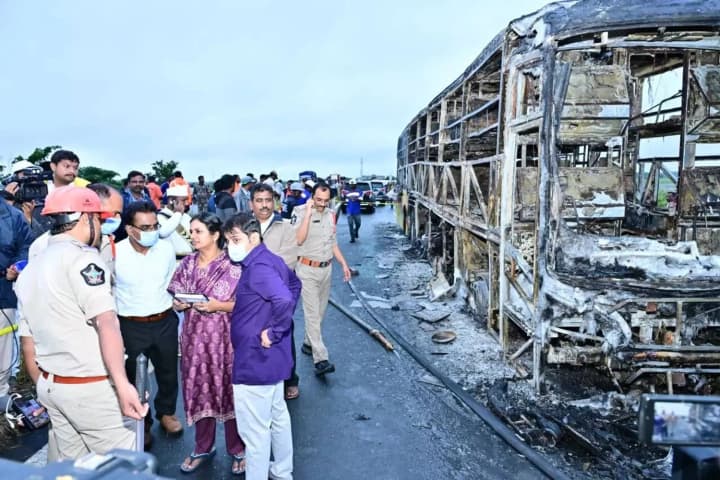 20 людей загинули в аварії з автобусом в Індії: люди опинилися у вогняній пастці через двері, які заклинило