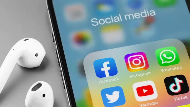 EU says Facebook, Instagram, and TikTok violate rules: what's it about?