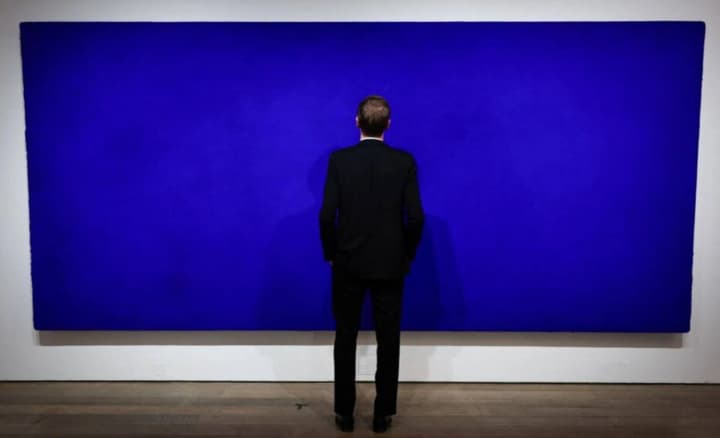 Монохромную картину Ива Кляйна продали во Франции за 18,4 миллиона евро