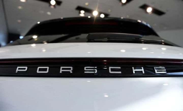 Убытки Porsche превысили миллиард евро из-за пересмотра планов по электромобилям