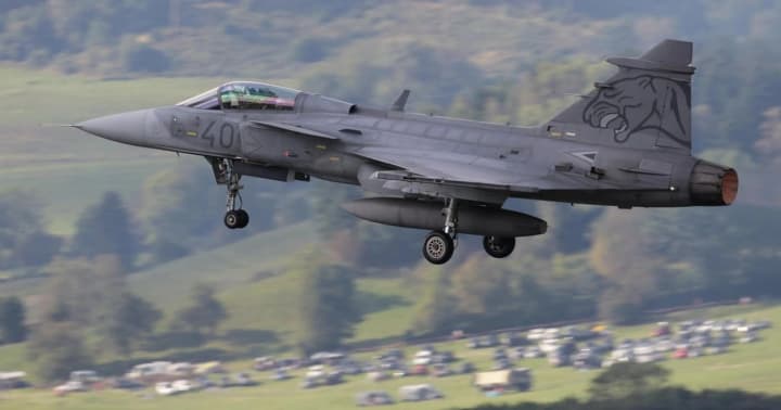 Рассчитываем на 150 самолетов Gripen для Украины, и первые должны появиться в следующем году - Зеленский