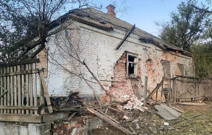 Ворог масовано атакував Дніпропетровщину: постраждала жінка, пошкоджено будинки