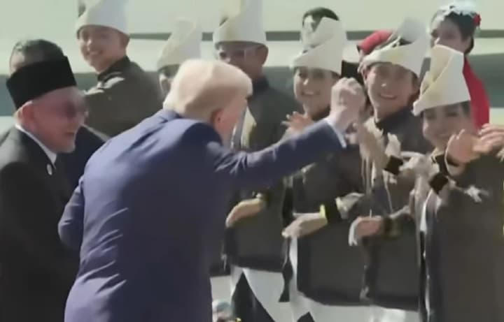 Трамп станцевал с малайзийцами по прибытии на саммит АСЕАН