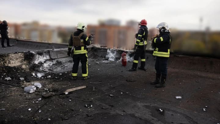 російський безпілотник атакував Суми: пошкоджена покрівля багатоповерхівки