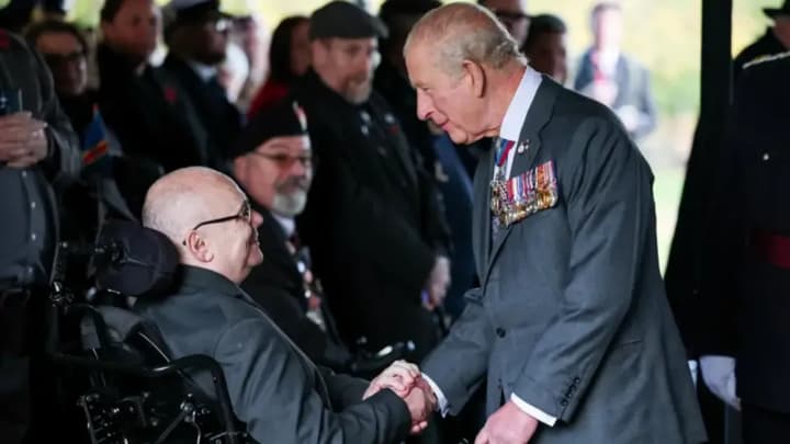 Король Чарльз III відкрив перший ЛГБТ+ меморіал у Британії: вшанував військових, звільнених через сексуальну орієнтацію