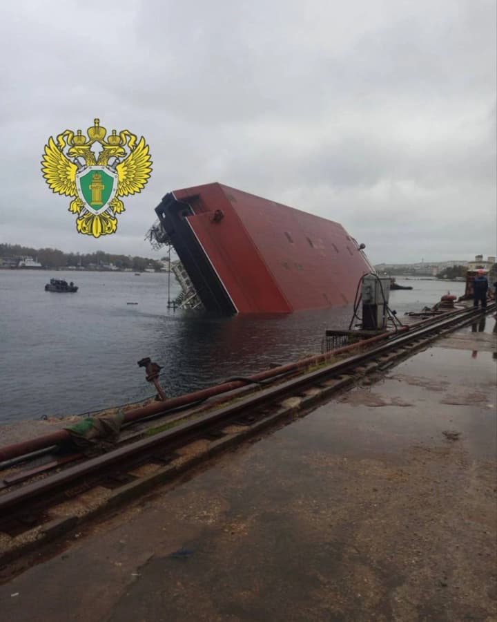 В оккупированном Крыму перевернулся плавкран: двое погибших, 20 пострадавших