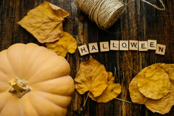 Как быстро и бюджетно украсить дом к Хэллоуину: практический гайд для каждой комнаты