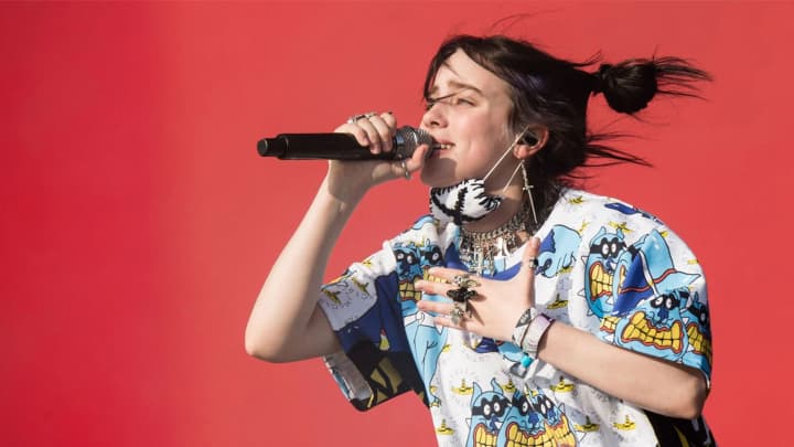 «Девушка в красной бандане» «спасла» Билли Айлиш на концерте и стала вирусной