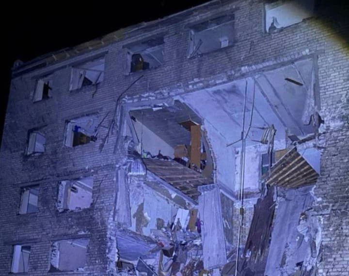 Запоріжжя зазнало ворожої атаки: пошкоджено об'єкт інфраструктури, у місті вирують пожежі