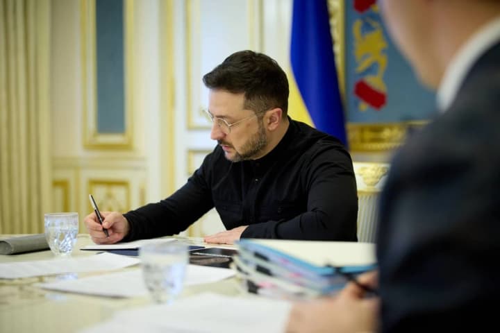 Необхідно накласти санкції на 65 ключових кораблів "тіньового флоту" росії - Зеленський