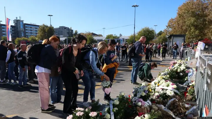 Tens of thousands of Serbs honored the victims at the railway station, ignoring Vučić's threats