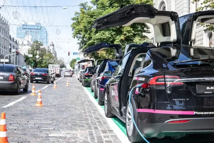 Украинцы рекордно нарастили покупку новых авто: китайский BYD продолжает лидировать