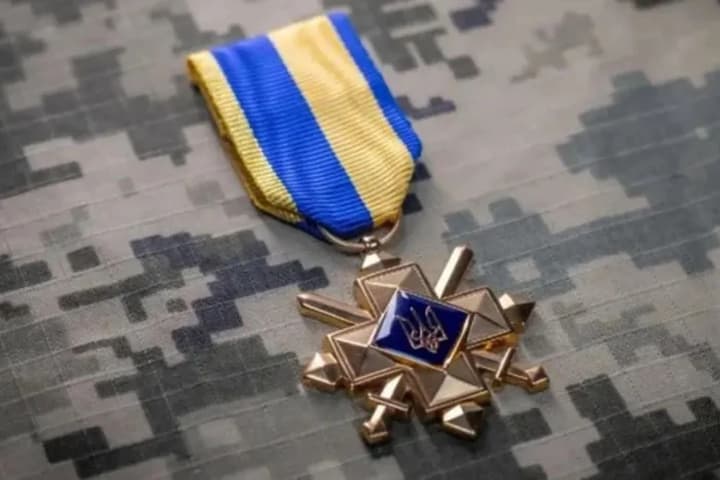 Тримали 165 днів позиції на передовій: Зеленський відзначив "Хрестом бойових заслуг" двох воїнів ТРО