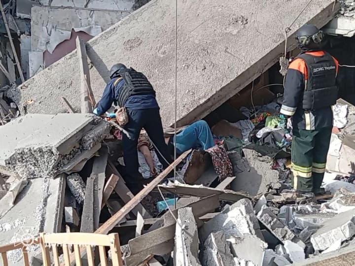 Russian army launched an airstrike on Dobropillia: a man was trapped under the rubble of a five-story building