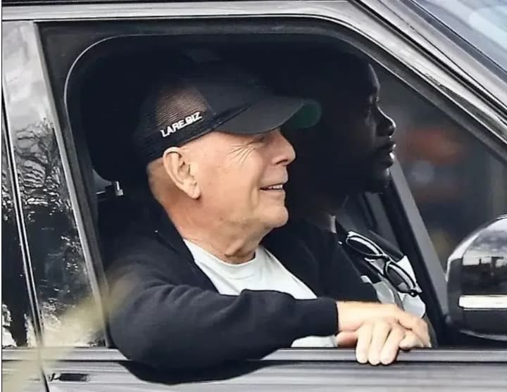 Брюса Уиллиса заметили с сиделкой во время редкого публичного выхода на улицу