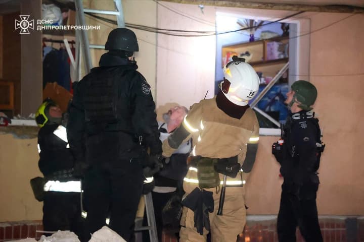 Число жертв удара рф по многоэтажке в Днепре возросло до 3