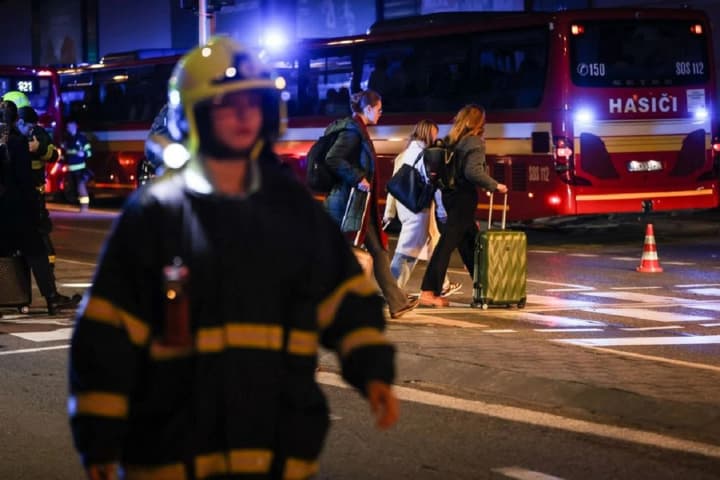 Два пасажирські поїзди зіткнулися у Словаччині: десятки поранених