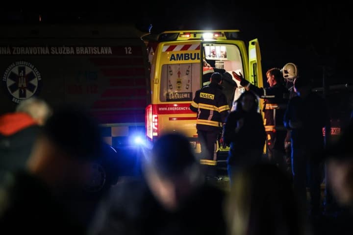 79 людей опинилися в лікарнях після зіткнення поїздів у Словаччині