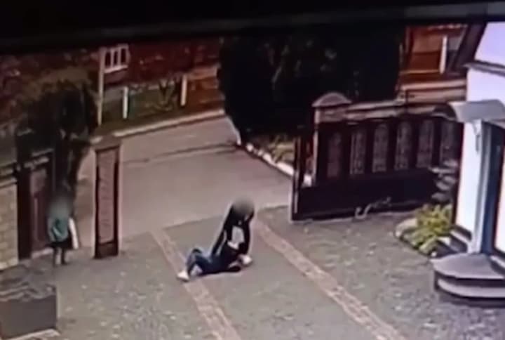 Под Киевом мужчина напал на женщину на территории монастыря: злоумышленник задержан