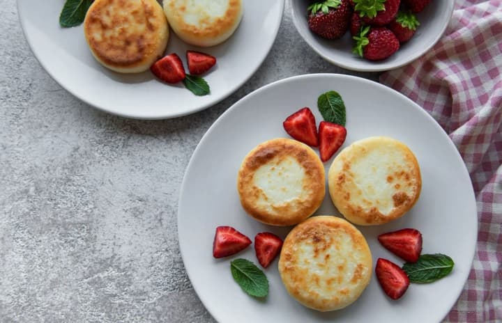 Топ-5 рецептів сирників: пишні, ніжні, солоні, на пару та з бананом