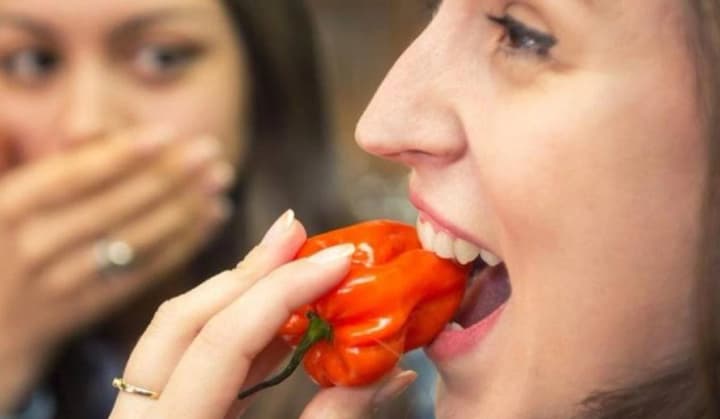 Невролог розкрив, чому люди отримують задоволення від гострої їжі: "майстерність" у контролі над болем