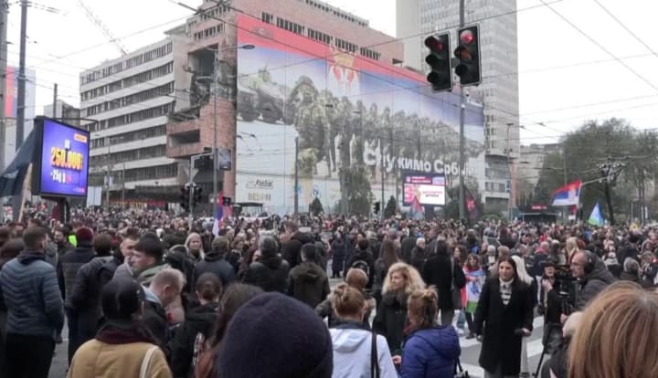 У Сербії тисячі людей мітингували проти проти будівельного проєкту зятя Трампа