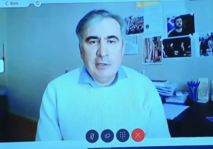 Не нуждается в стационарном лечении: Саакашвили перевели из клиники в тюрьму