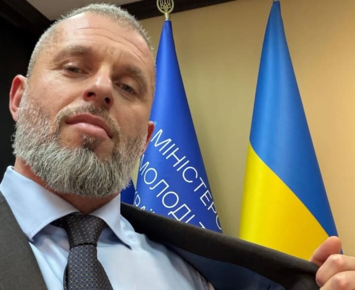 "То Isaia им мерещится, то Kiton...": Матвей Бидный рассказал, какие костюмы носит