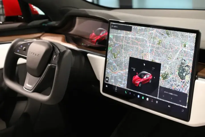 Tesla готує підтримку Apple CarPlay у своїх автомобілях – Bloomberg