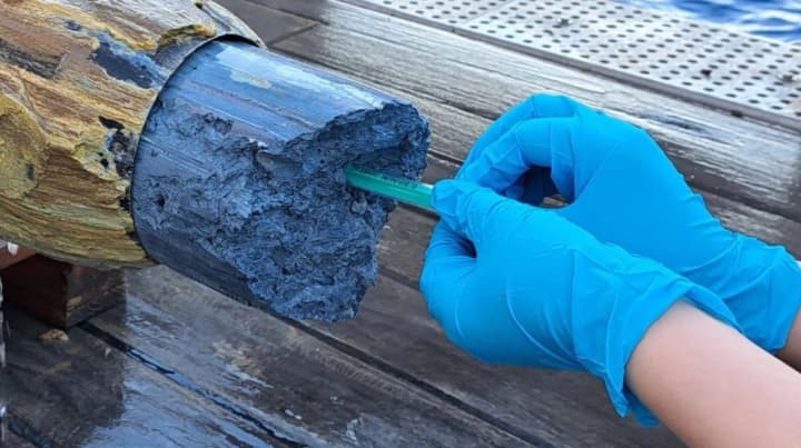 Загадкова блакитна речовина, знайдена глибоко в Тихому океані, може пояснити походження життя - вчені 