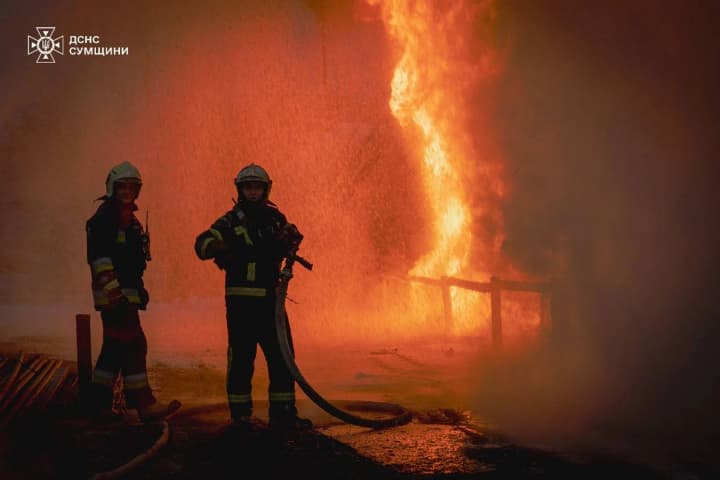 Рятувальники ліквідували масштабну пожежу на промисловому об'єкті в Сумах