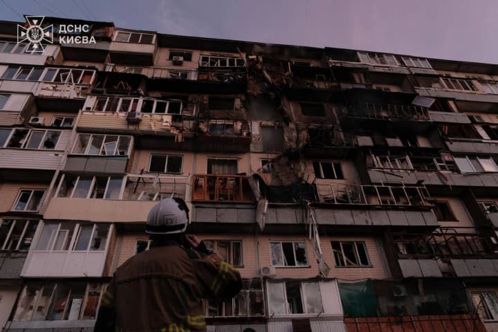 Россия атаковала Украину 430 дронами и 18 ракетами, включая баллистику и аэробаллистику - Зеленский