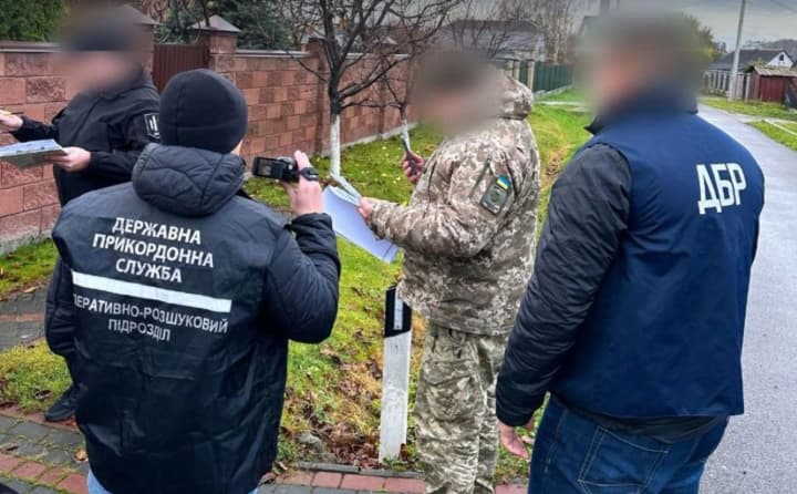 Помогли более 120 мужчинам незаконно выехать из Украины: на Волыни пять пограничников получили подозрение