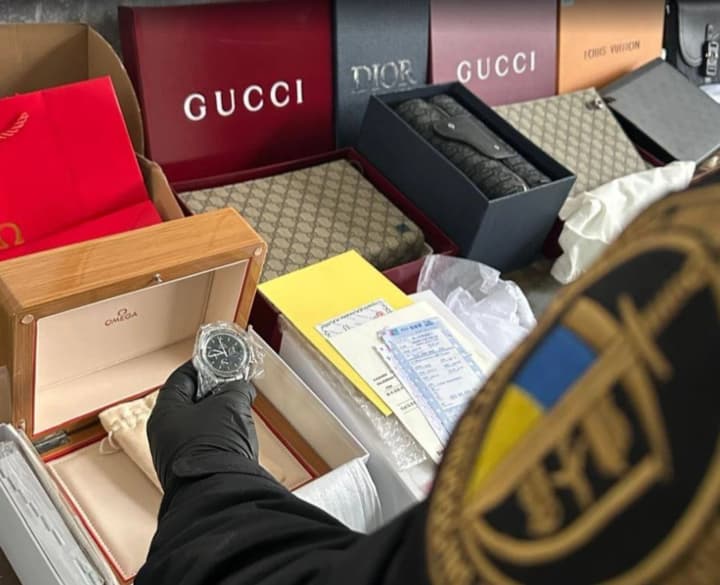 Таможенники Львовщины разоблачили контрабанду Gucci и Dior на полмиллиона гривен