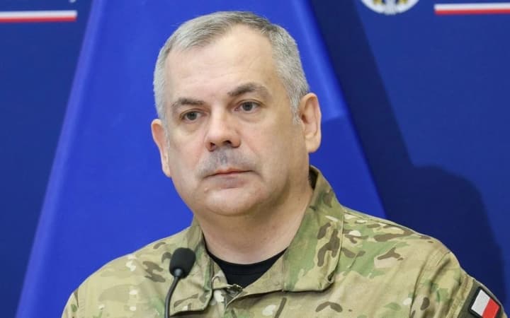 Это предвоенная ситуация: начальник Генштаба ВС Польши отреагировал на диверсии и кибератаки