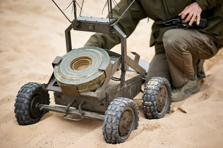 В Украине сертифицировали первые 7 школ операторов наземных роботизированных комплексов