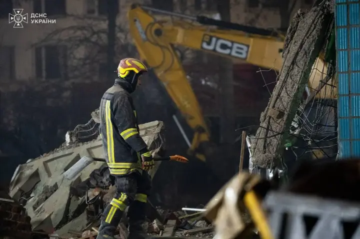 В Тернополе 22 человека до сих пор ищут после российского удара - Зеленский