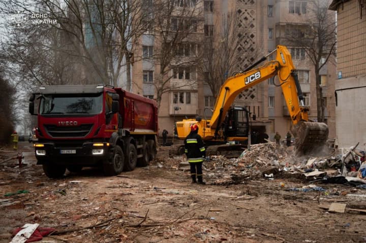 В ДСНС розповіли про масштаби рятувальних робіт на другу добу у Тернополі після атаки російськими ракетами
